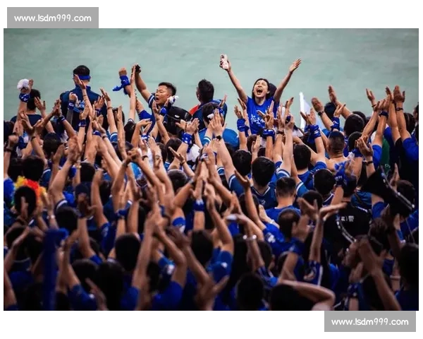 球迷沸腾点燃赛场激情见证荣耀时刻与城市心跳同频共赴热血之夜