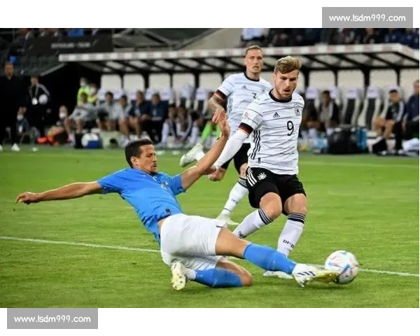 激烈对决半决赛战精彩呈现 聚焦球员状态与战术布局分析 激烈对决半决赛战精彩呈现 聚焦球员状态与战术布局分析